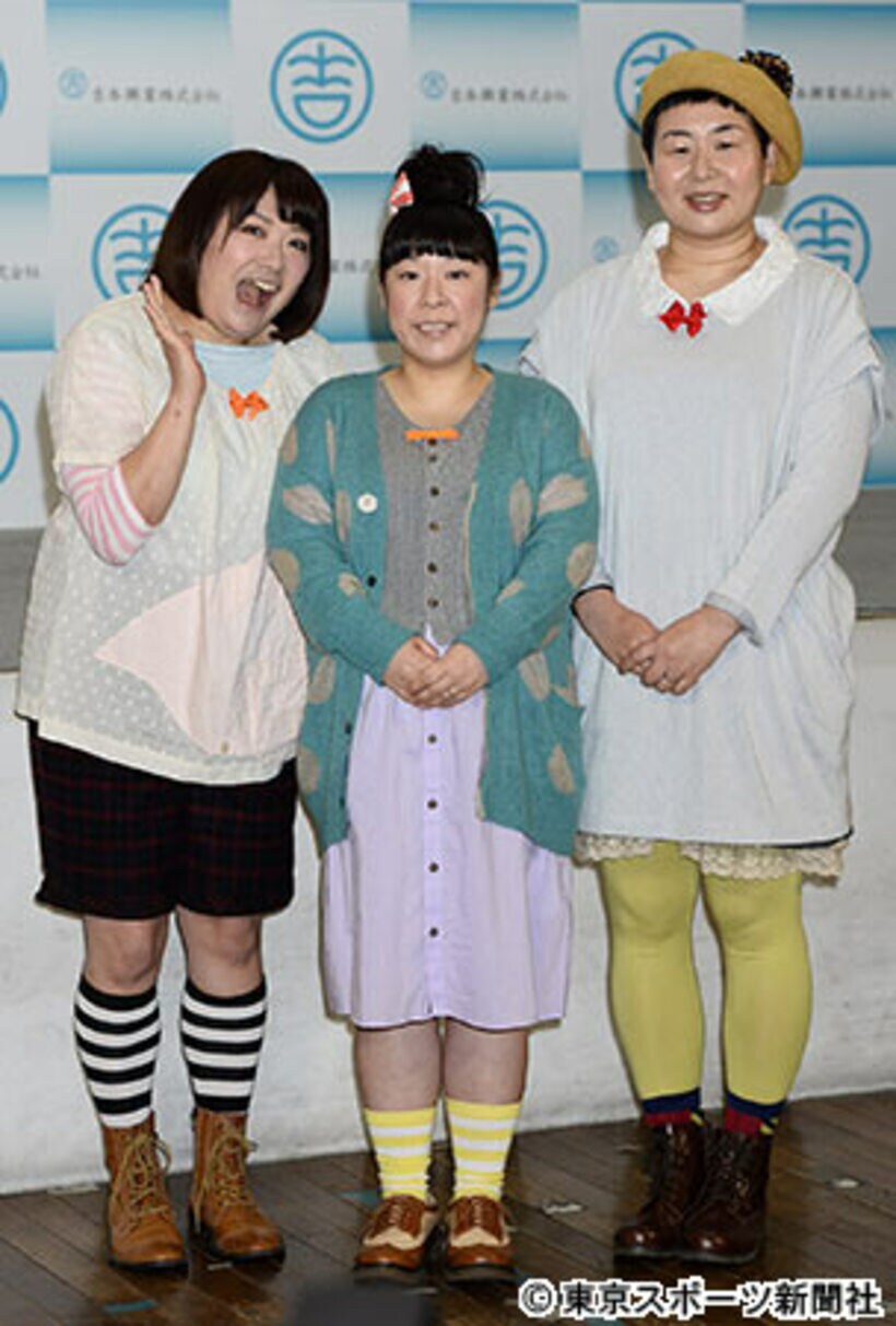 第一子の出産を発表した、森三中・村上（中）左は黒沢、右は大島