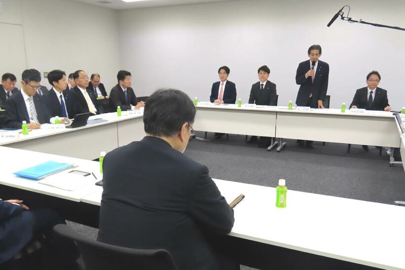 与野党の協議会であいさつした自民党・逢沢一郎座長（右から２人目）