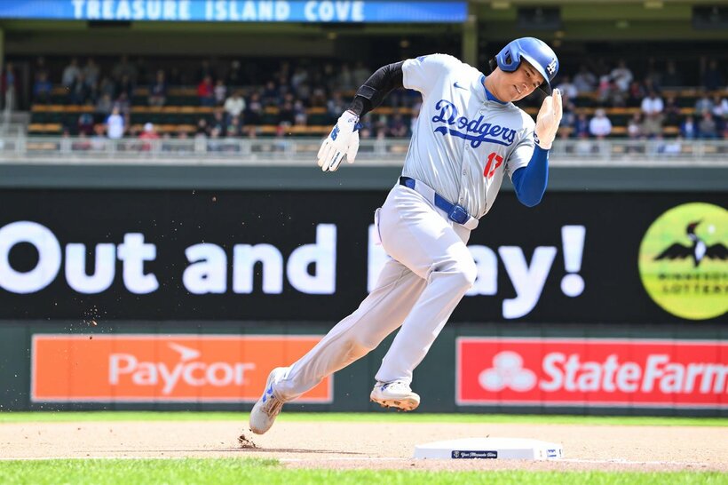 快足を飛ばす大谷