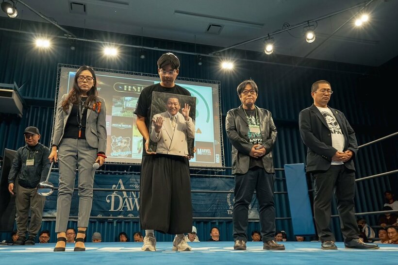 テンカウントゴングを聞く(左から)ハル・ミヤコ女史、プミ代表、岡本英郎氏、佐藤淳一レフェリー