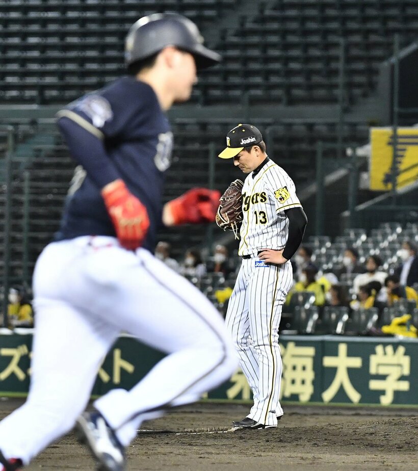  紅林に勝ち越し２ランを打たれうなだれる岩崎