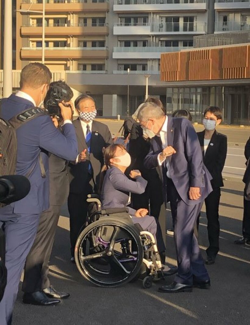  パラバドミントン選手の里見と談笑するバッハ会長