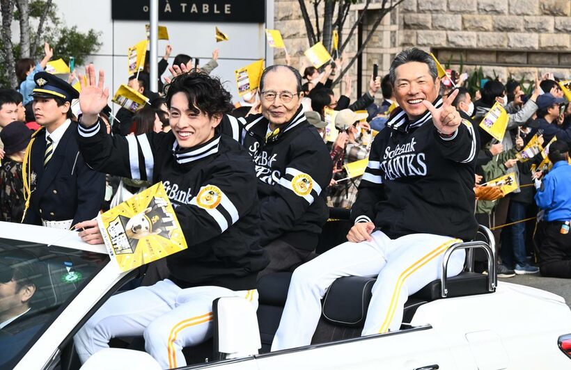 左から周東佑京選手会長、王貞治球団会長、小久保裕紀監督