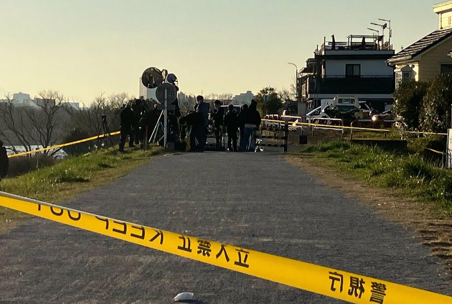 事件が発生した東京都狛江市の住宅付近には報道陣も集まるが…