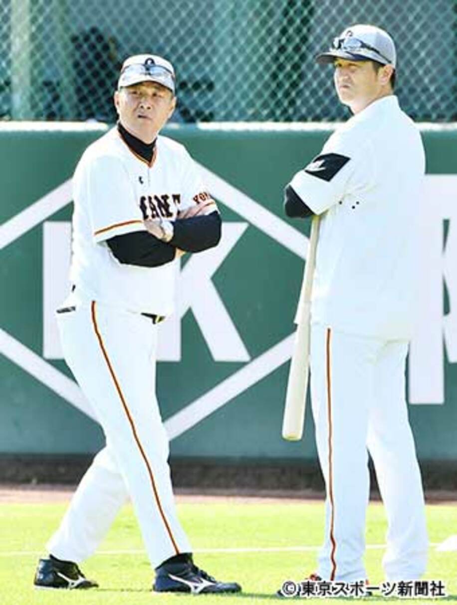  村田ヘッドコーチ（左）と話す由伸監督