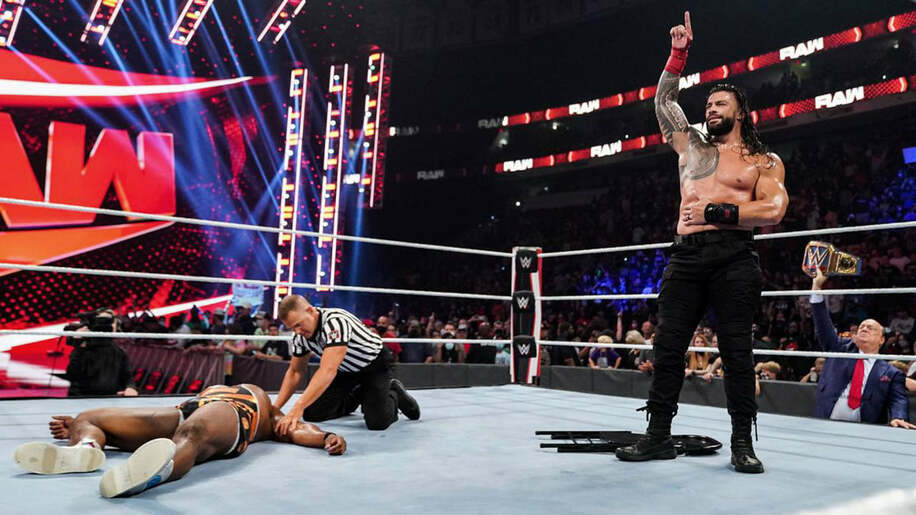  ビッグE（左）の隣でユニバーサル王者ローマン・レインズは勝ち誇った（Ⓒ2021-WWE,-Inc.-All-Rights-Reserved.）