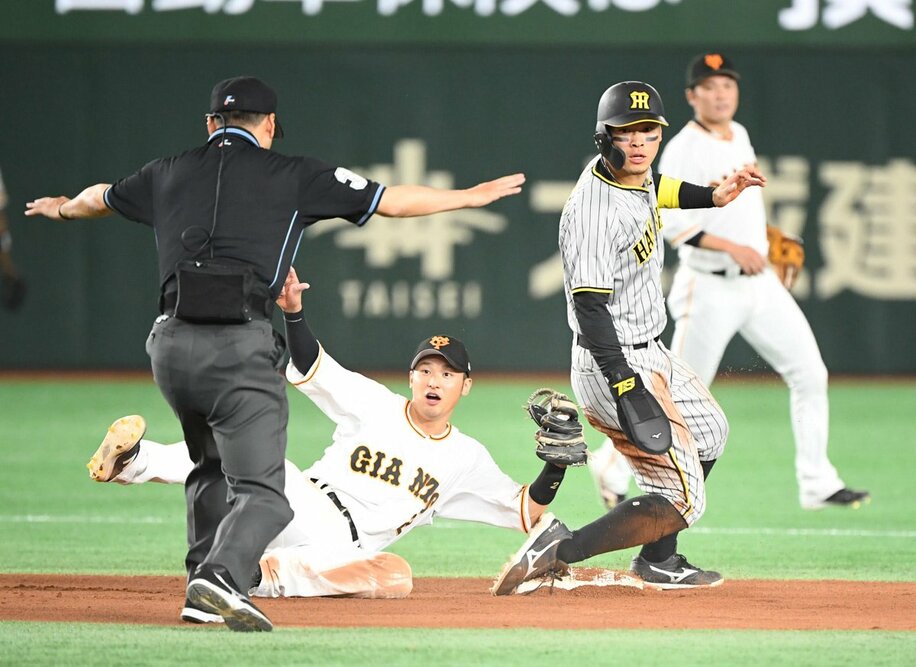  阪神・佐藤輝(右)は６回の同点打後、盗塁も見せた（東スポWeb）