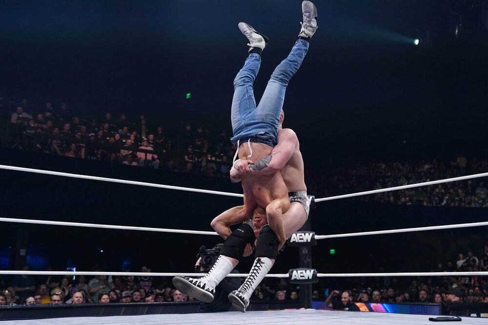 オレンジ・キャシディ（手前）にジャンピングパイルドライバーを決めるゲイブ・キッド ©All Elite Wrestling