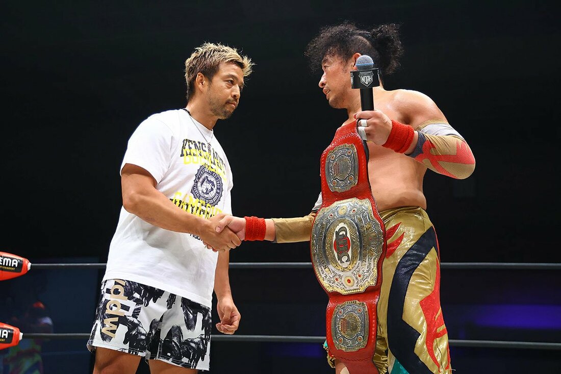 試合後、次期挑戦者に名乗りを上げたKENTA(左)