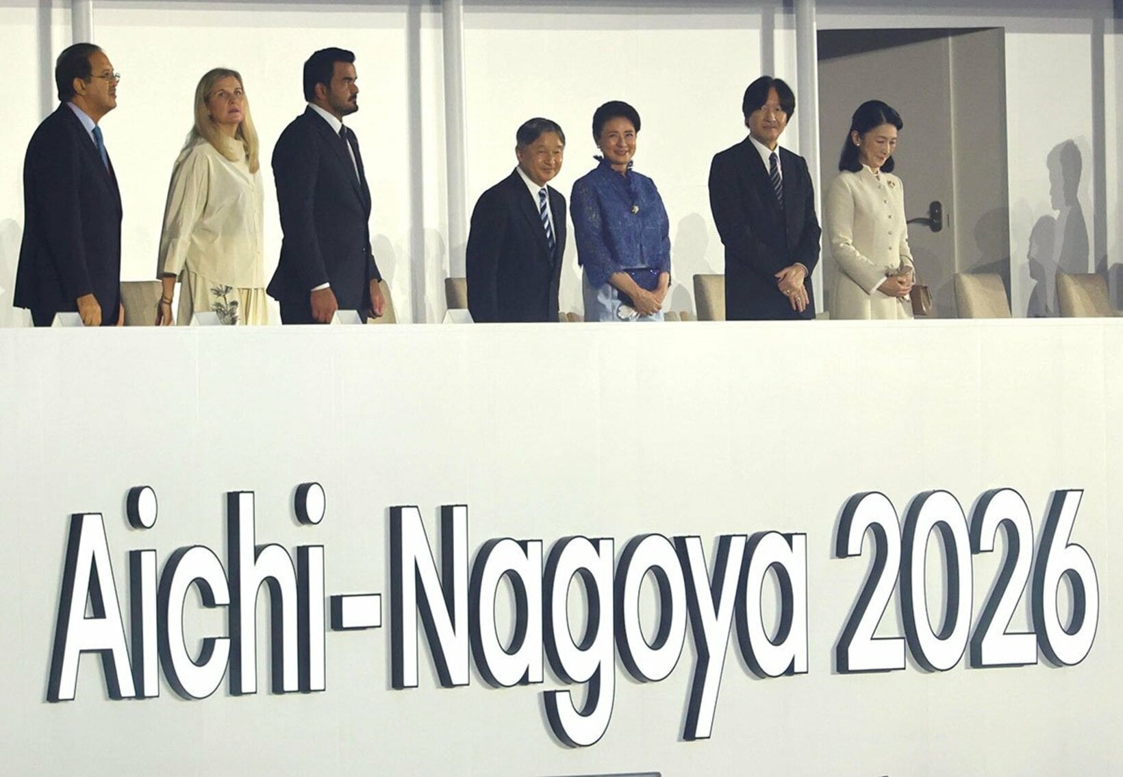 来賓席で開会式を見守った天皇皇后両陛下(中央)