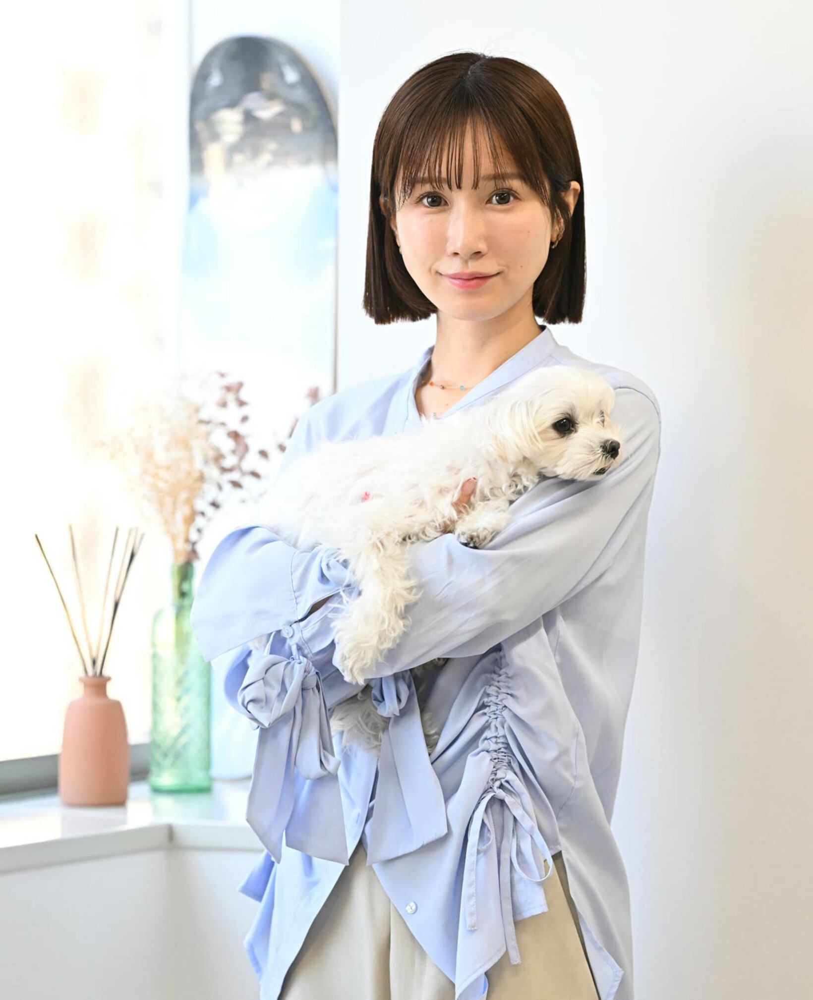 愛犬シュクルを抱っこする小島みなみ