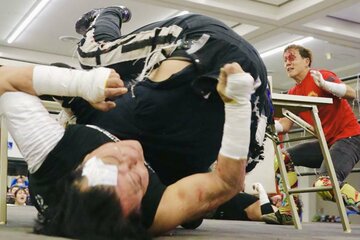 危険な落ち方をした大仁田厚（大仁田屋提供）