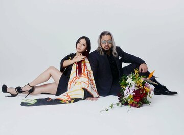 夫婦として新たな一歩を踏み出すイヨ・スカイ(左)とNARAKU
