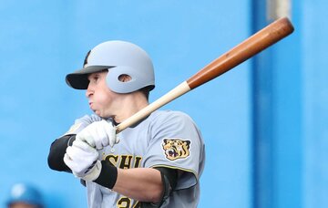初回、中前打を放つディベイニー