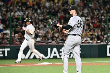 秋広（左）に満塁弾を浴びた巨人・ウィットリー