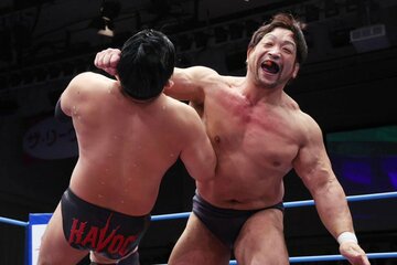 芦野（左）にラリアートをぶち込む関本大介