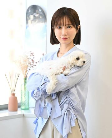 愛犬シュクルを抱っこする小島みなみ
