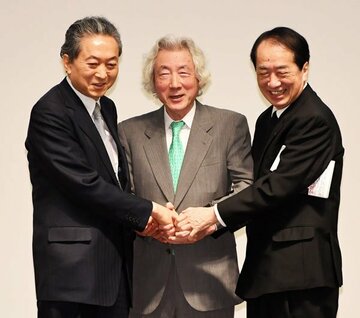  小泉氏（中）と笑顔で握手する鳩山氏（左）と菅氏