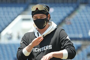 猛暑でも厚着の新庄監督