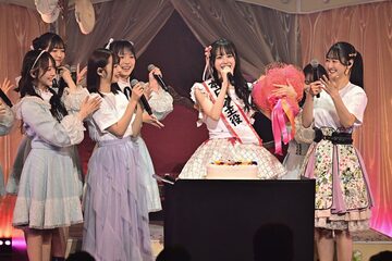 ケーキ＆花束で誕生日を祝福される中村舞©ＳＴＵ