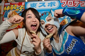 東スポ餃子に興奮するフライング・ペンギン（右）とぽっぽｔｈｅハーミット