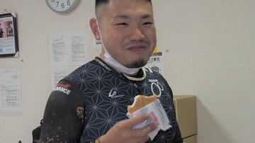  大好物のアイスを頬張る安達隆己