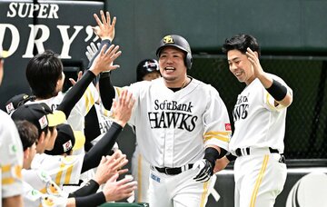 ６号本塁打を放ちベンチで迎えられる山川穂高