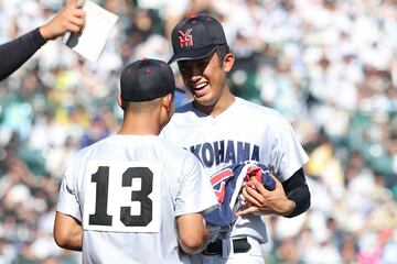９回裏、笑顔で降板する横浜・織田翔希