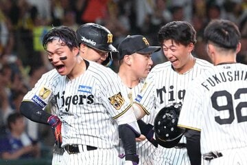 サヨナラ弾を喜ぶ阪神・森下（左）と祝福する立石（右から２人目）
