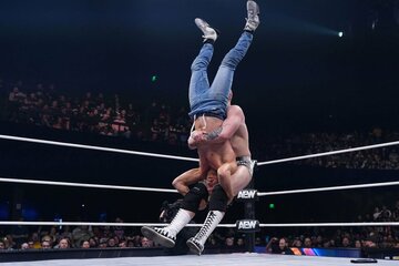 オレンジ・キャシディ（手前）にジャンピングパイルドライバーを決めるゲイブ・キッド ©All Elite Wrestling