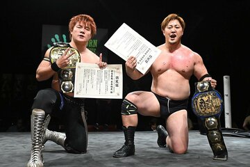王座防衛に成功した岩本煌史（左）と神谷英慶