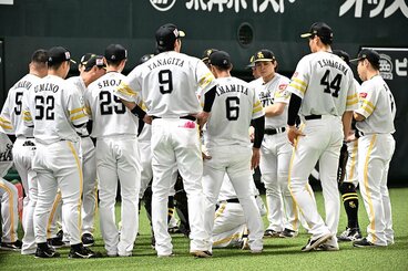 高橋光成対策の円陣を組むソフトバンクナイン