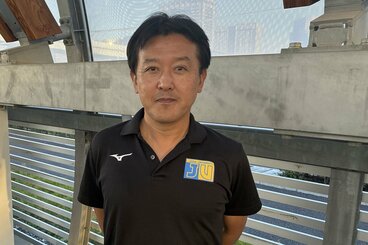 取材に応じた城西大・佐藤信之監督