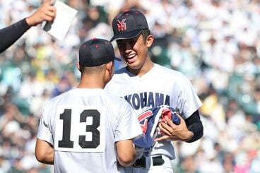 9回裏、笑顔で降板する横浜・織田翔希