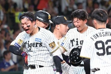 サヨナラ弾を喜ぶ阪神・森下(左)と祝福する立石(右から2人目)
