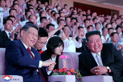 にこやかな習近平氏と金正恩氏(ロイター)