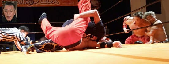  グレート小鹿は必死に菊田を押さえ、王座奪取（左上の顔写真も小鹿）