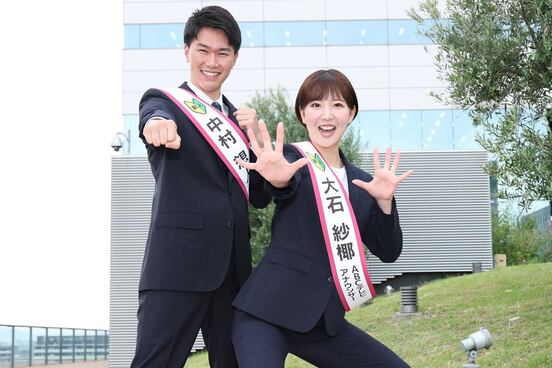 ABCテレビの中村想人アナ(左)と大石紗椰