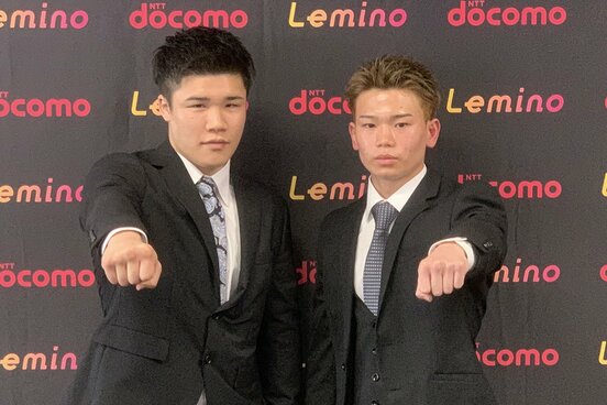 プロ契約した田中空(左)と田中将吾