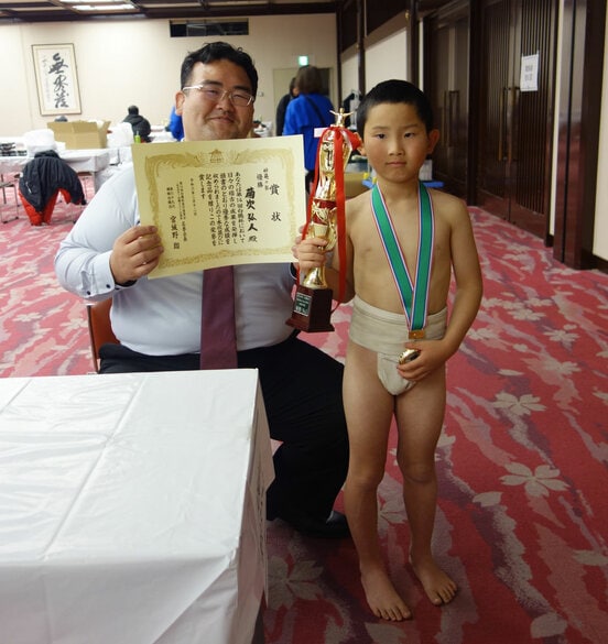 秀ノ山親方(左)と白鵬杯で優勝した弘人くん