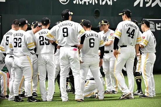 高橋光成対策の円陣を組むソフトバンクナイン