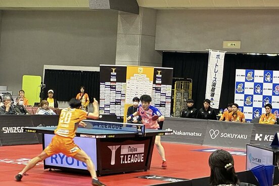 場内の「サンホール」で開催された卓球Tリーグの公式戦