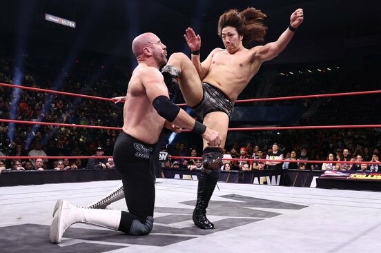 左目を晴らした竹下幸之介（右）はクラウディオ・カスタニョーリにワガママをぶち込む(©All Elite Wrestling）