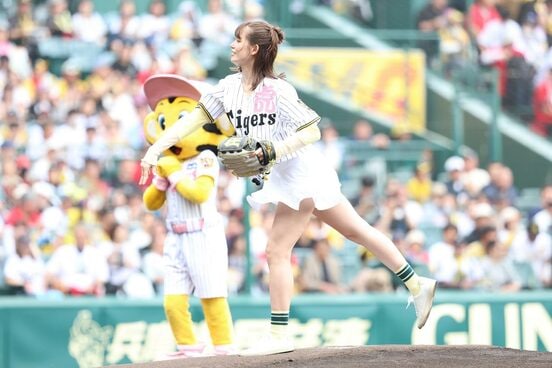 始球式を行ったトラウデン直美