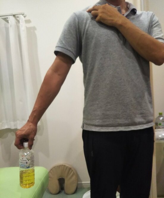 飲み口を3本の指で持って円を描くペットボトルストレッチ