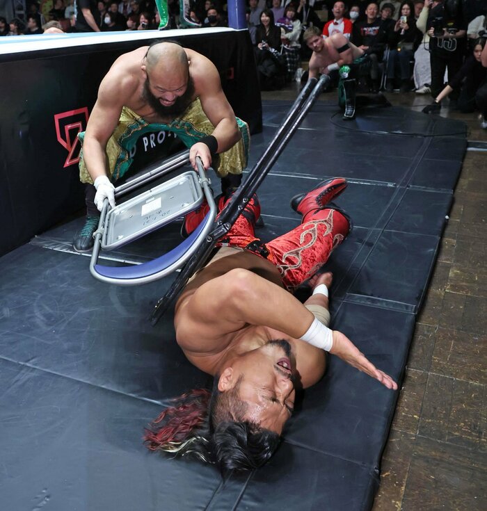 オーカーン(左)に脇腹を狙われ、悶絶する鷹木信悟