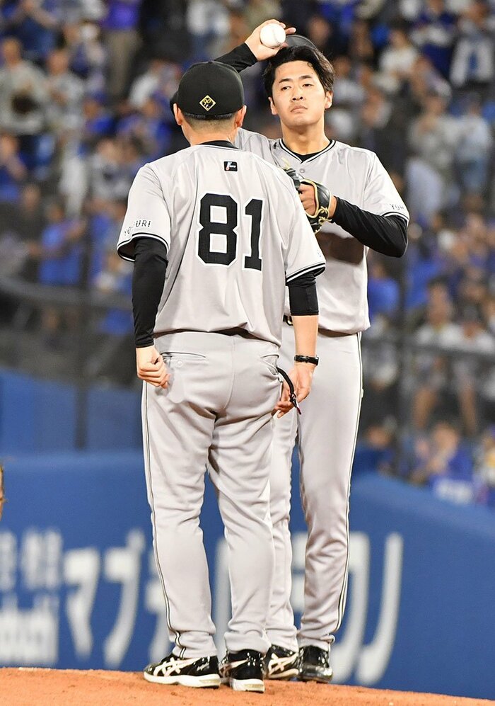 ８回にピンチを招いた巨人・西舘勇陽(奥)