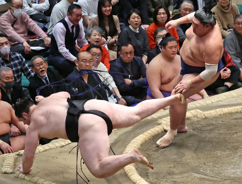 獅司（左）を突き落としで破った阿炎