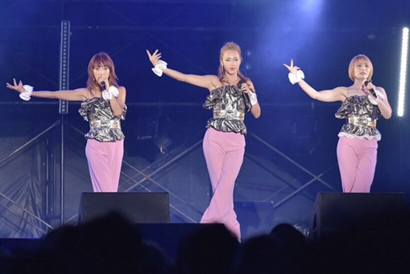  「MAX」のREINA、LINA、MINA（左から）