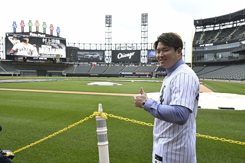 本拠地でポーズをとる村上（ロイター）